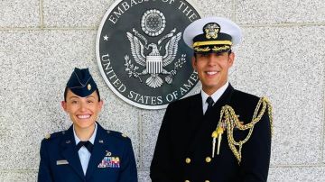 Tahina Montoya con su esposo en la Embajada de EE.UU. en Panamá, donde estuvo en servicio.