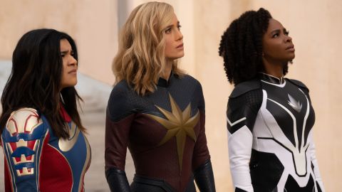 De izq. a dcha: Iman Vellani como Ms. Marvel/Kamala Khan, Brie Larson como Captain Marvel/Carol Danvers, y Teyonah Parris como Captain Monica Rambeau.