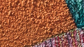 Victor Macias posa por un retrato en la calle Bush en Santa Ana, California.