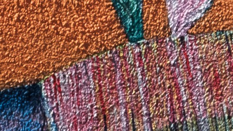 Victor Macias posa por un retrato en la calle Bush en Santa Ana, California.