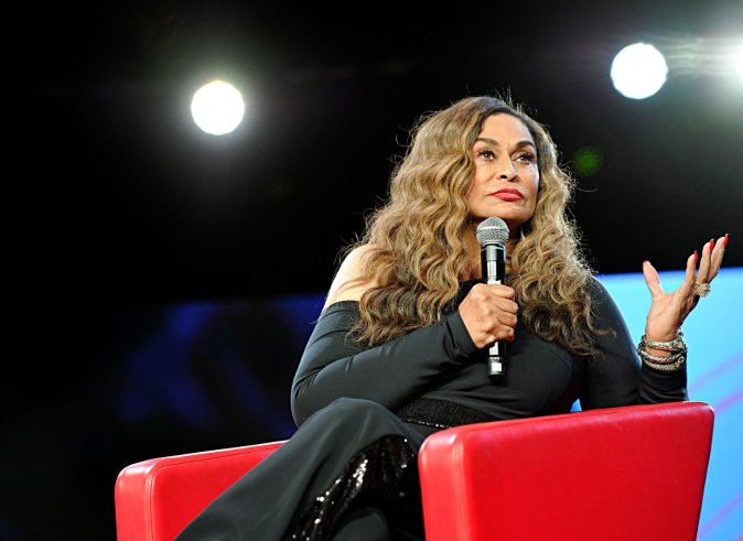 Tina Knowles expresó su frustración ante los comentarios racistas y afirmaciones infundadas sobre la artista.