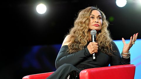 Tina Knowles expresó su frustración ante los comentarios racistas y afirmaciones infundadas sobre la artista.