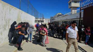 Encuentran a 123 migrantes encerrados en un tráiler abandonado en México