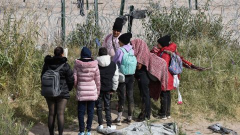 Migrantes varados en el río Bravo expuestos a temperaturas cercanas al punto de congelación