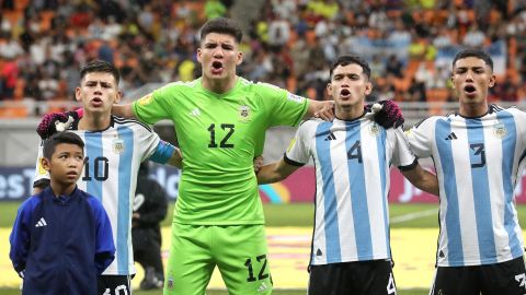 El portero Jeremías Florentín cantando el himno junto a sus compañeros de la Selección Argentina sub 17.