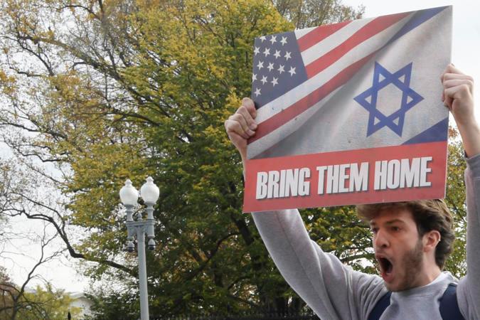 Organizaciones colocan decenas de falsos cadáveres ante la Casa Blanca y exigen alto al fuego en Gaza