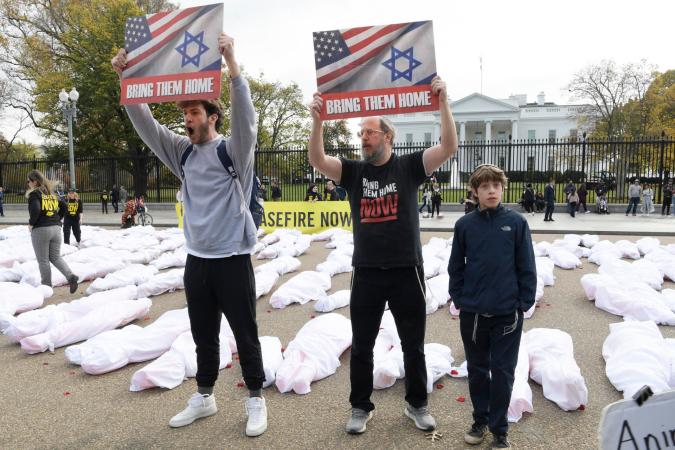 Organizaciones colocan decenas de falsos cadáveres ante la Casa Blanca y exigen alto al fuego en Gaza