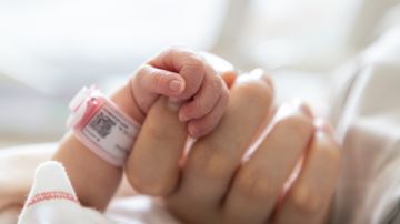 Nacimientos de bebés prematuros se previnieron con vacunas de Covid: nueva investigación