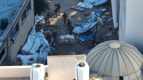 Los soldados israelíes en las instalaciones del hospital Al Shifa, en ciudad de Gaza.