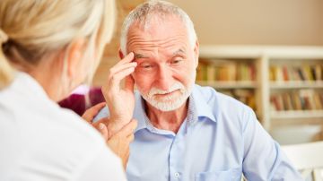 Demencia: cómo la pérdida de la audición reconfigura el cerebro