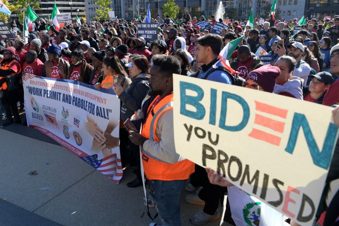 Cientos de migrantes exigen a Biden cumplir sus promesas de campaña: "Nos ha fallado"