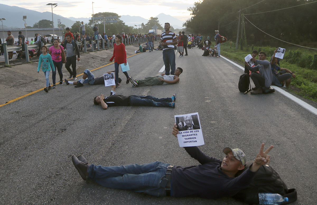 Caravana Migrante Bloquea Carretera En Chiapas, México, Para Exigir Su ...