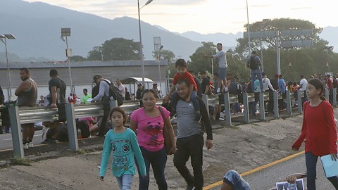 Caravana migrante bloquea carretera en Chiapas, México, para exigir su avance rumbo a EE.UU.