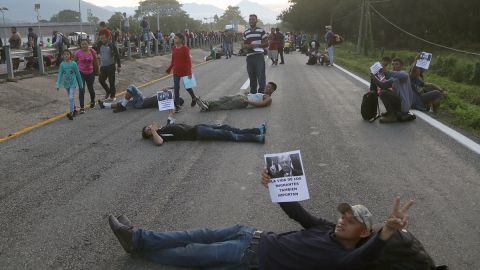 Caravana migrante bloquea carretera en Chiapas, México, para exigir su avance rumbo a EE.UU.