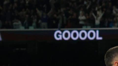 Jude Bellingham, junto a su compañero Carvajal (i), celebra tras marcar el 2-1 ante el Nápoli.