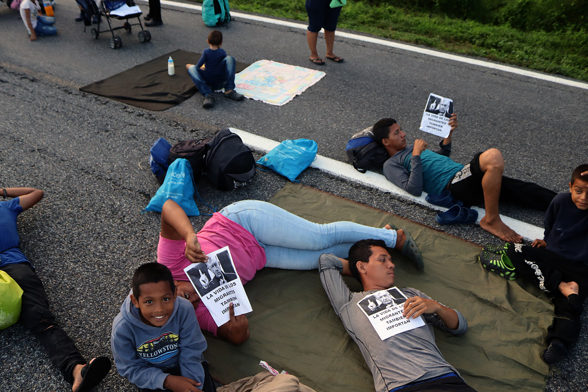 Caravana migrante bloquea carretera en Chiapas, México, para exigir su avance rumbo a EE.UU.