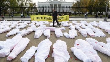 Organizaciones colocan decenas de falsos cadáveres ante la Casa Blanca y exigen alto al fuego en Gaza