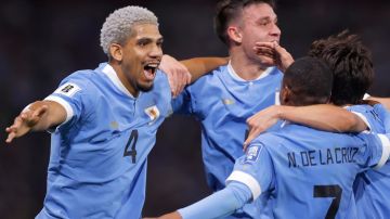 Ronald Araujo y Uruguay en celebración de gol contra Argentina.