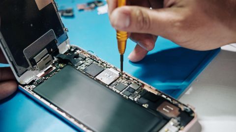 Los fabricantes de dispositivos electrónicos ven con malos ojos que sus productos sean arreglados por expertos no autorizados.