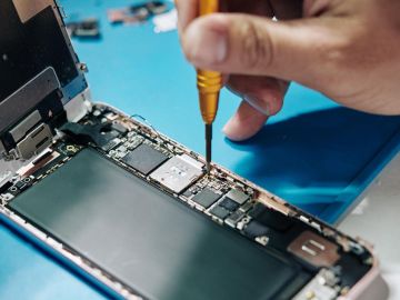 Los fabricantes de dispositivos electrónicos ven con malos ojos que sus productos sean arreglados por expertos no autorizados.