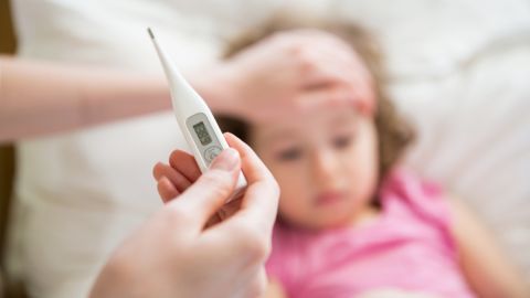 Vacuna contra la gripe en niños disminuye sus visitas a emergencias: CDC