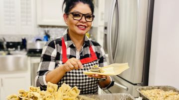 Ayde Quiñonez prepara tamales para sus hijos, igual que su madre lo hacia con ella y sus hermanas.