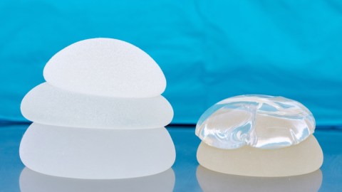 Médicos usaron implantes mamarios en trasplante de pulmón de un hombre y salvaron su vida