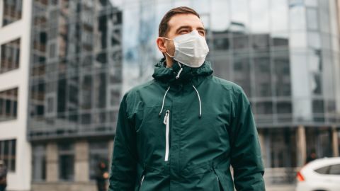Ordenan el retorno de mascarillas en California