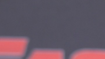 El piloto profesional Roger Rodas, quien conducía, perdió el control del vehículo y se estrelló contra un árbol.