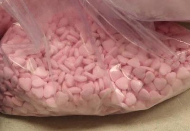 Incautan cargamento en Massachusetts con pastillas en forma de corazón mezcladas con fentanilo