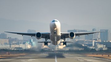 La FAA evalúa la salud mental de los pilotos luego que un avión fue suspendido el mes pasado