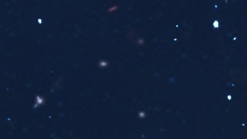 El Lunar Reconnaissance Orbiter de la NASA tomó esta imagen del doble cráter dejado por la etapa de cohete errante cuando se estrelló contra la superficie lunar cerca del cráter Hertzsprung.