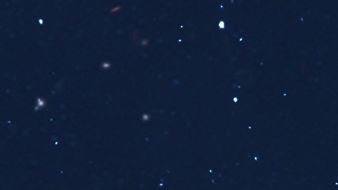 El Lunar Reconnaissance Orbiter de la NASA tomó esta imagen del doble cráter dejado por la etapa de cohete errante cuando se estrelló contra la superficie lunar cerca del cráter Hertzsprung.