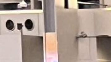 Vanessa abrazando a su hijo y reuniéndose con su familia en un aeropuerto.