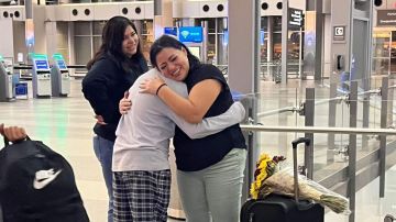 Vanessa abrazando a su hijo y reuniéndose con su familia en un aeropuerto.