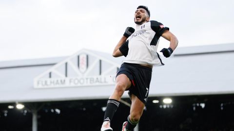 Raúl Jiménez convirtió el primer gol del Fulham ante Arsenal.