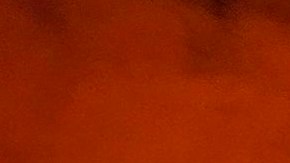 Volcán en Islandia hace erupción; autoridades evacúan a miles de personas ante peligro