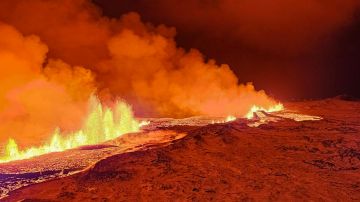 Volcán en Islandia hace erupción; autoridades evacúan a miles de personas ante peligro