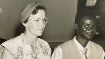 La decisión de la británica Ruth Holloway y el keniano John Kimuyu de casarse provocó una tormenta mediática.