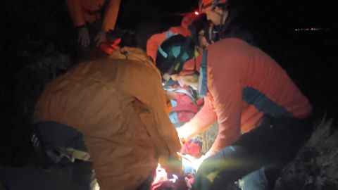 Excursionista quedó atrapado bajo una roca de las montañas de California durante 7 horas
