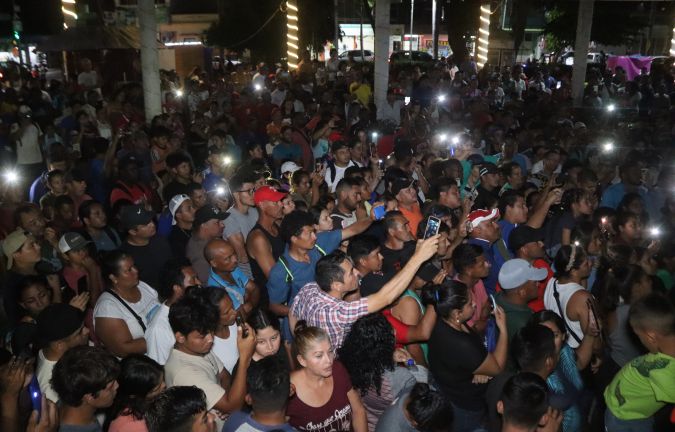Migrantes se preparan para salir en caravana rumbo a Estados Unidos desde Tapachula, en Chiapas.