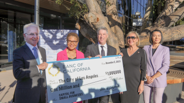Banc of California dona 1 millón de dólares al Programa de Asistencia para el Financiamiento de Contratos