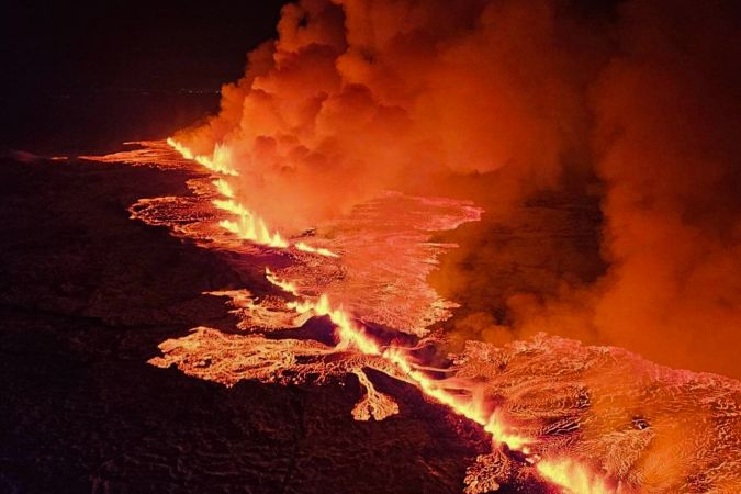 Volcán en Islandia hace erupción; autoridades evacúan a miles de personas ante peligro