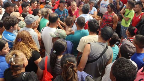 Migrantes se preparan para salir en caravana desde Chiapas hacia Estados Unidos.