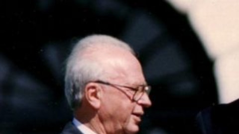 El primer ministro israelí Isaac Rabin y el líder de la OLP Yaser Arafat firmaron un acuerdo de paz con la mediación de Estados Unidos en la década de1990.