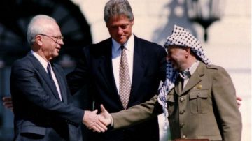 El primer ministro israelí Isaac Rabin y el líder de la OLP Yaser Arafat firmaron un acuerdo de paz con la mediación de Estados Unidos en la década de1990.