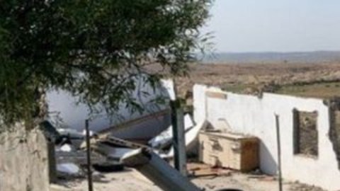 La mayoría de las casas y la escuela en Jirbet Zanuta, un pequeña aldea palestina, fueron destruidas por un buldócer.
