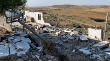 La mayoría de las casas y la escuela en Jirbet Zanuta, un pequeña aldea palestina, fueron destruidas por un buldócer.