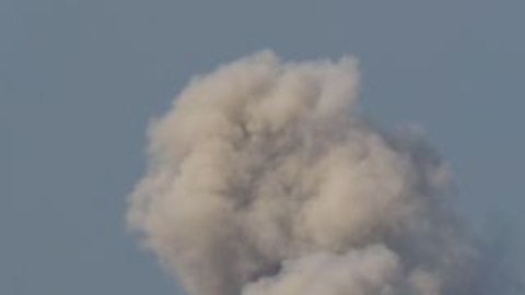 Se vieron columnas de humo y polvo este viernes en la Franja de Gaza.