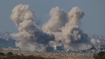 Se vieron columnas de humo y polvo este viernes en la Franja de Gaza.